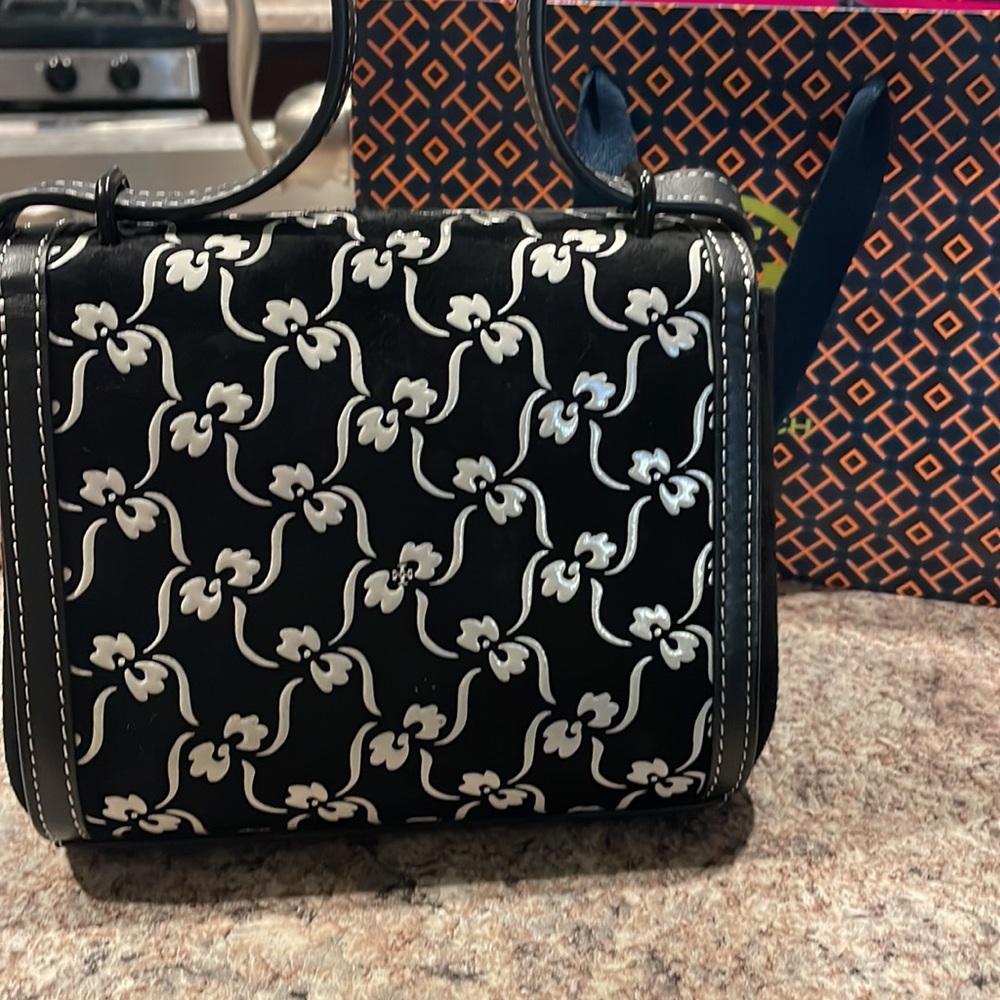 Bnwt Tory Burch purse - Picture 4 of 4